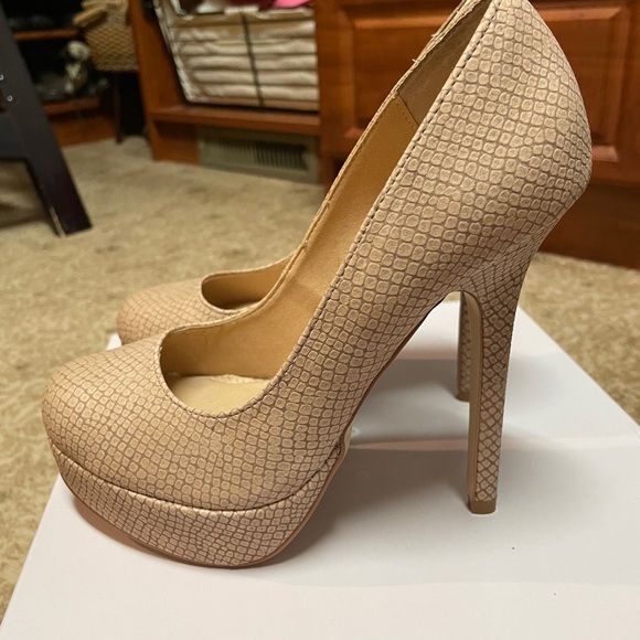 Brand new Colin Stuart heels with platform. - Picture 2 of 9